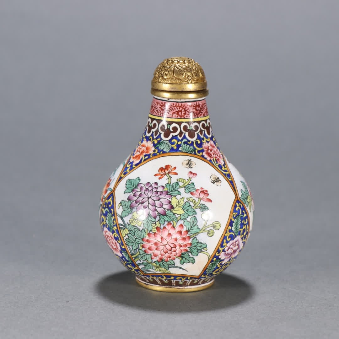 A piece of Qing Dynasty copper gilt painting enamel window flower butterfly pattern snuff bottle: Qing Dynasty copper gilt painting enamel window flower butterfly pattern snuff bottle SIZE: H:6.7cm W:4.5cm W:62.2g (The Dimensions Of All Batches Are Manually Measured.If You Need More Detailed Infor