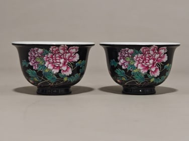 A pair of Qing Dynasty Yongzheng year black background imperial poem flower blooming wealth pattern