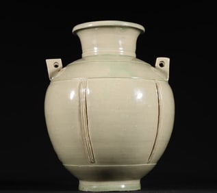 A secret color celadon jar of the Yue kiln in the Tang Dynasty