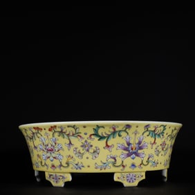 A Qing Dynasty yellow pastel intertwined pattern pot