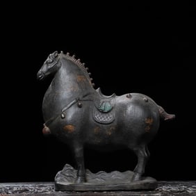 A copper rubbing gold Tang horse copywriting ornament