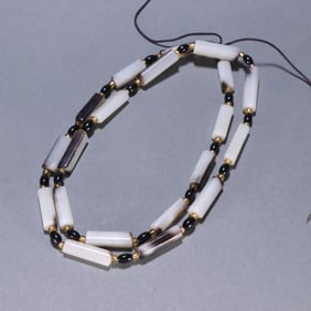 A Qing Dynasty Hetian jade necklace