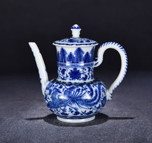 A Qing Qianlong blue and white entwined dragon and phoenix pattern pot