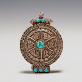 A Qing Dynasty Tibetan silver gawu box