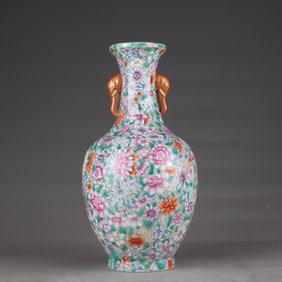 A Qing Jiaqing enamel flower does not fall to the ground amphora