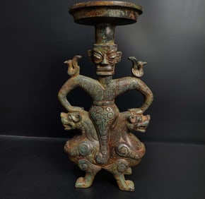 A Sanxingdui bronze human lamp