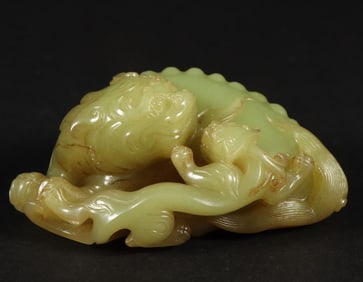 A Qing Dynasty Hetian topaz lion ornament