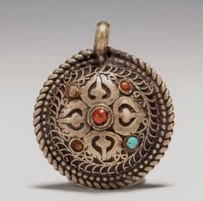 A Qing Dynasty Tibetan silver gawu box