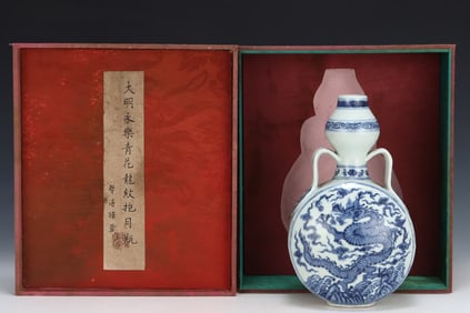 A Western figure holding a pot in the Qing Dynasty Qianlong, carved with gold on a yellow background