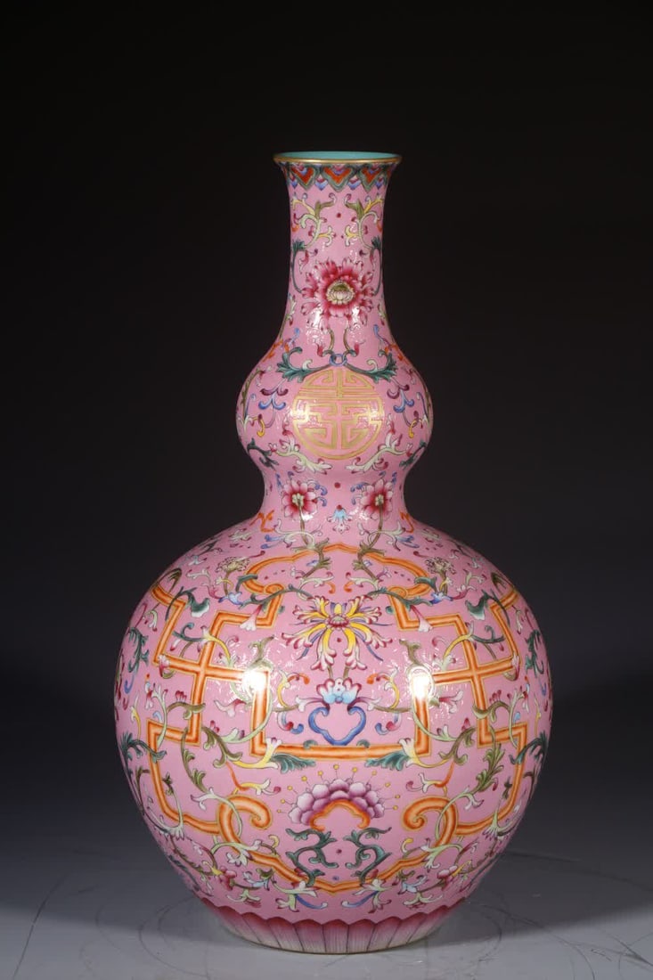 A Qing Qianlong Gong pink flower gourd bottle (1 of 10)