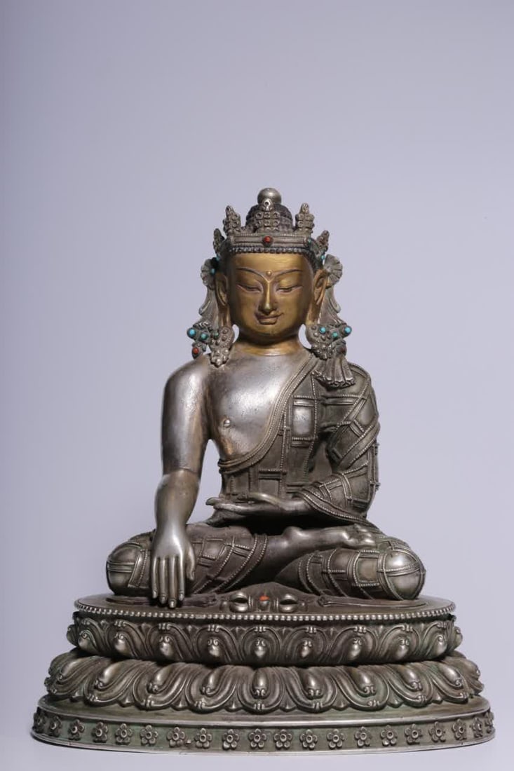 A seated statue of the Buddha with a gold face in copper gilt and silver clay in the Qing Dynasty: Qing Dynasty Copper gilt silver clay gold-faced seated Buddha seated statue SIZE: H:20cm L:17cm W:11cm W:1970g (The Dimensions Of All Batches Are Manually Measured.If You Need More Detailed Informatio