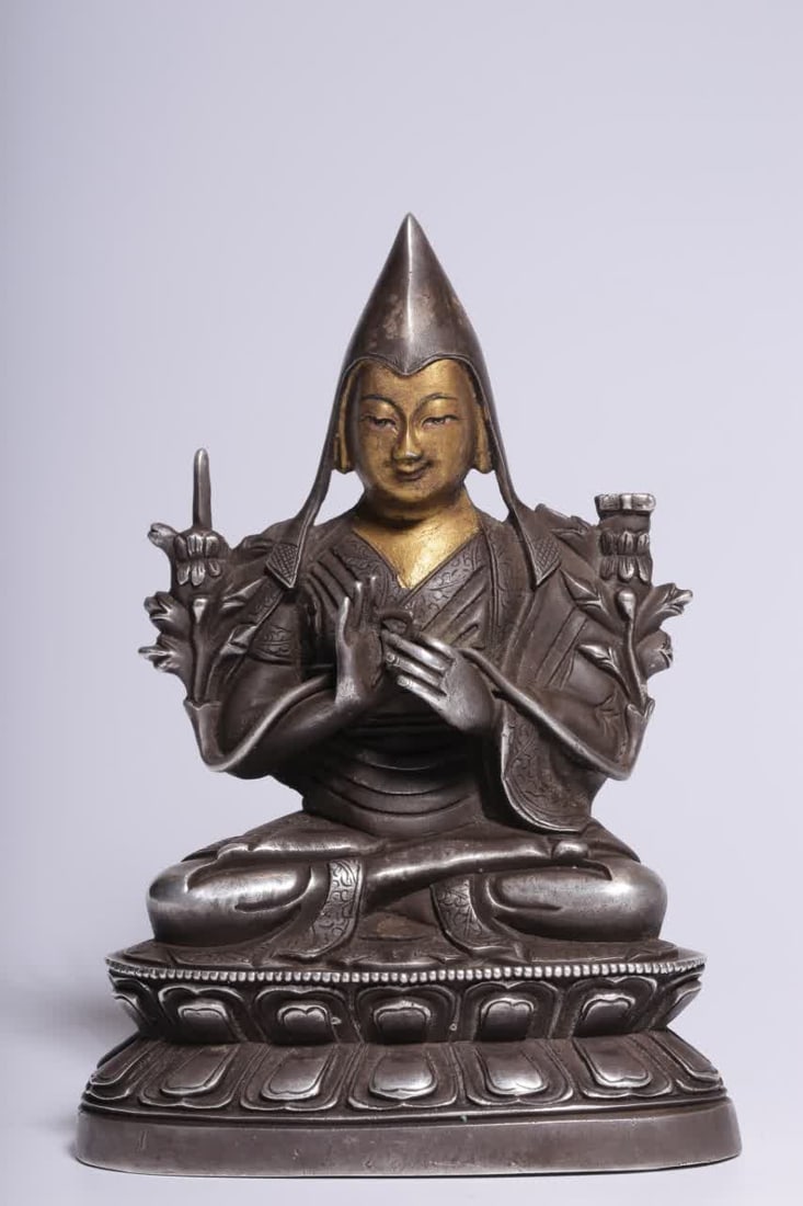 A seated statue of Tsongkhapa in copper-gilt silver clay with gold face: Qing Dynasty Seated statue of Guru Tsongkhapa with copper gilt silver clay and gold face SIZE: H:13.5cm L:9.5cm W:5.8cm W:666g (The Dimensions Of All Batches Are Manually Measured.If You Need More Det