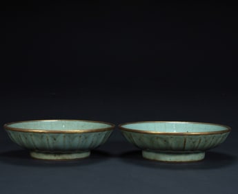Qing Dynasty Ru kiln sky blue glaze sunflower mouth wash (a pair),