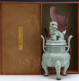 A Song official kiln amphora button three-legged incense burner