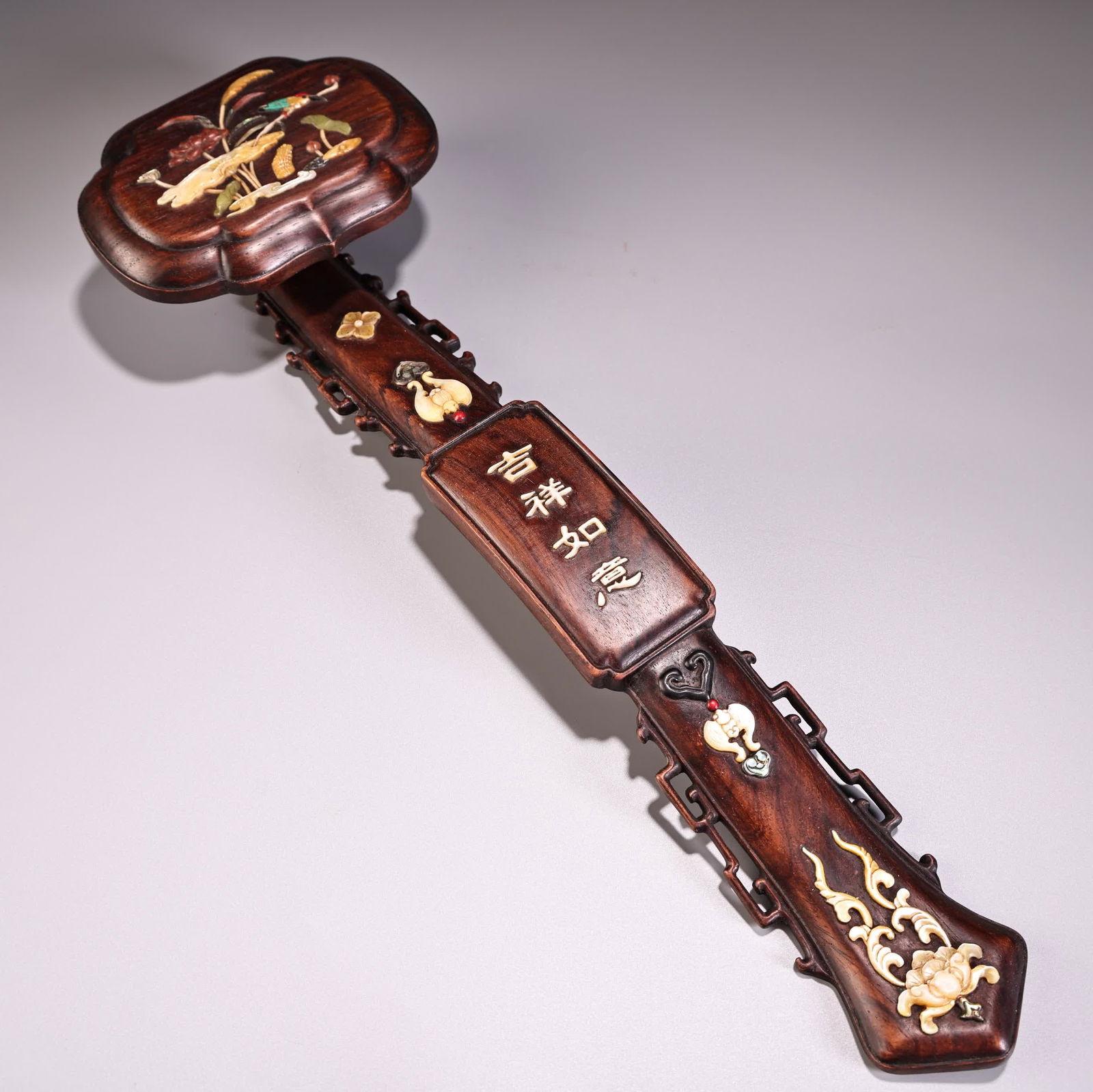 A piece of yellow rosewood inlaid with Shoushan stone jade treasure is ruyi (1 of 8)