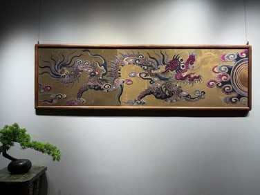 A Qing Dynasty embroidered dragon pattern banner