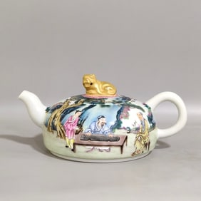 A teapot with the story of Yongzheng characters in the Qing Dynasty