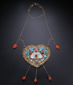 A Qing Dynasty emerald necklace