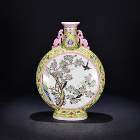 A flat bottle of Qing Qianlong pastel flower and bird picture