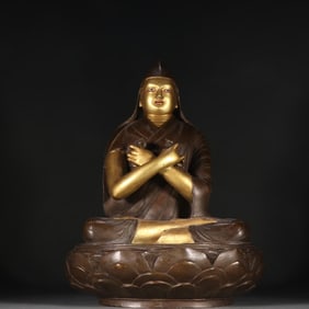 A bronze gilt statue of Master Tsongkhapa in the Qing Dynasty