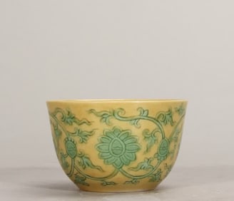A Ming Dynasty Jiajing yellow ground green color entwined lotus pattern tea circle