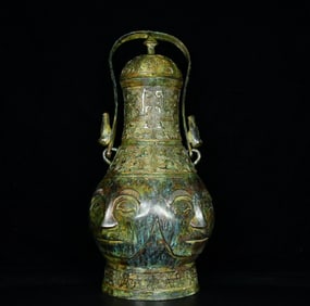 A piece of Shang and Zhou bronze human face beam glaze