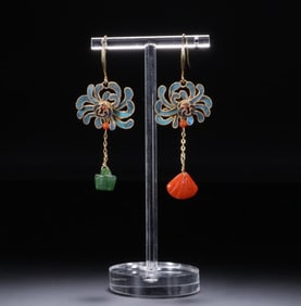 A Qing Dynasty emerald flower earring
