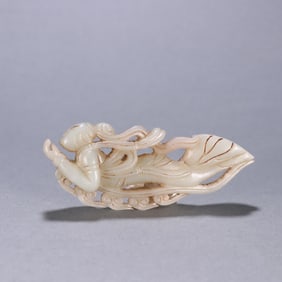 A Qing Dynasty Hetian jade flying carving