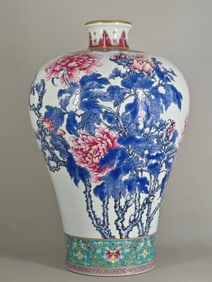 A Qing Qianlong style of foreign color flower blooming wealth pattern plum bottle