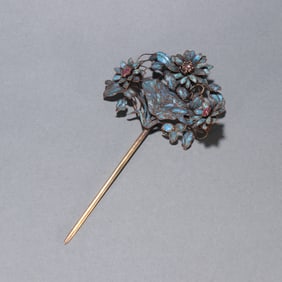 A Qing Dynasty silver-gilt emerald pattern hairpin