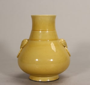 A piece of Qing Dynasty Daoguang pouring yellow glaze beast ear ring support style