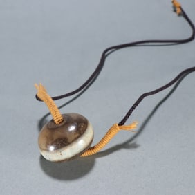 A Han Dynasty agate bead