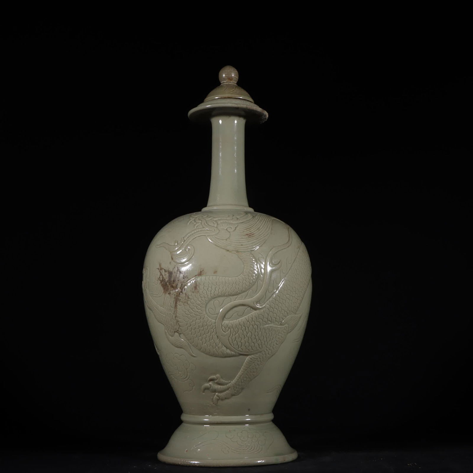 A Tang Dynasty Yue kiln secret color celadon high-relief dragon pattern bottle: Tang Dynasty Yue kiln secret color celadon high-relief dragon pattern bottle SIZE: H:32cm W:13.5cm (The Dimensions Of All Batches Are Manually Measured.If You Need More Detailed Information, Please Co