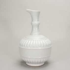 A piece of Qing Dynasty Yongzheng sweet white glaze molded chrysanthemum plate pattern engraved with