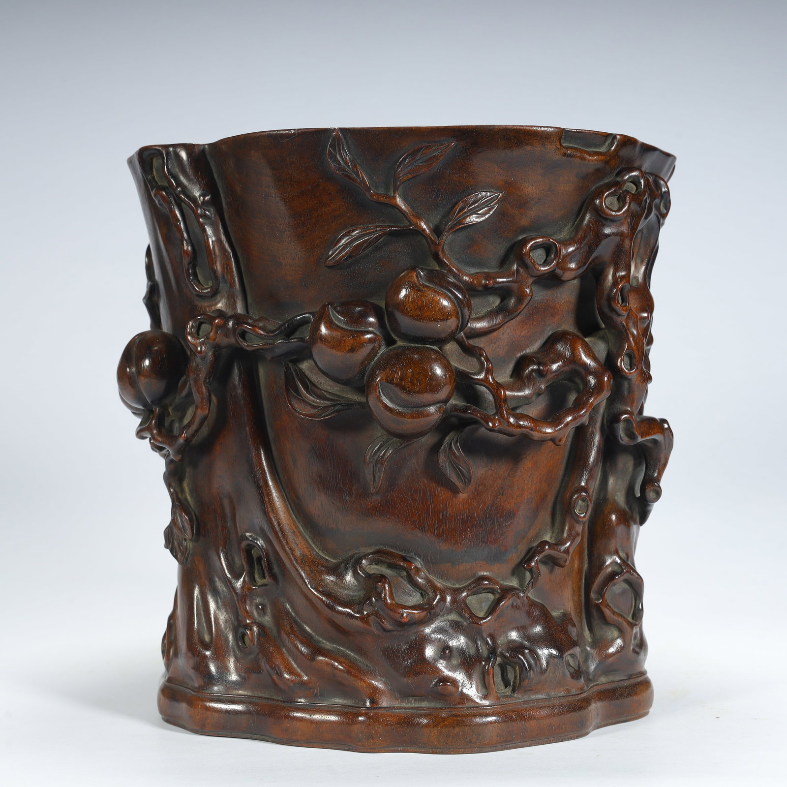 Late Qing rosewood carved longevity peach pen holder,: Late Qing rosewood carved longevity peach pen holder, Height 22cm, Length 19.5cm, Width 19.5cm, Weight 2.8kg (The Dimensions Of All Batches Are Manually Measured.If You Need More Detailed Information,