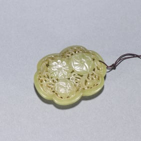 A Qing Dynasty Hetian topaz floral pattern sachet