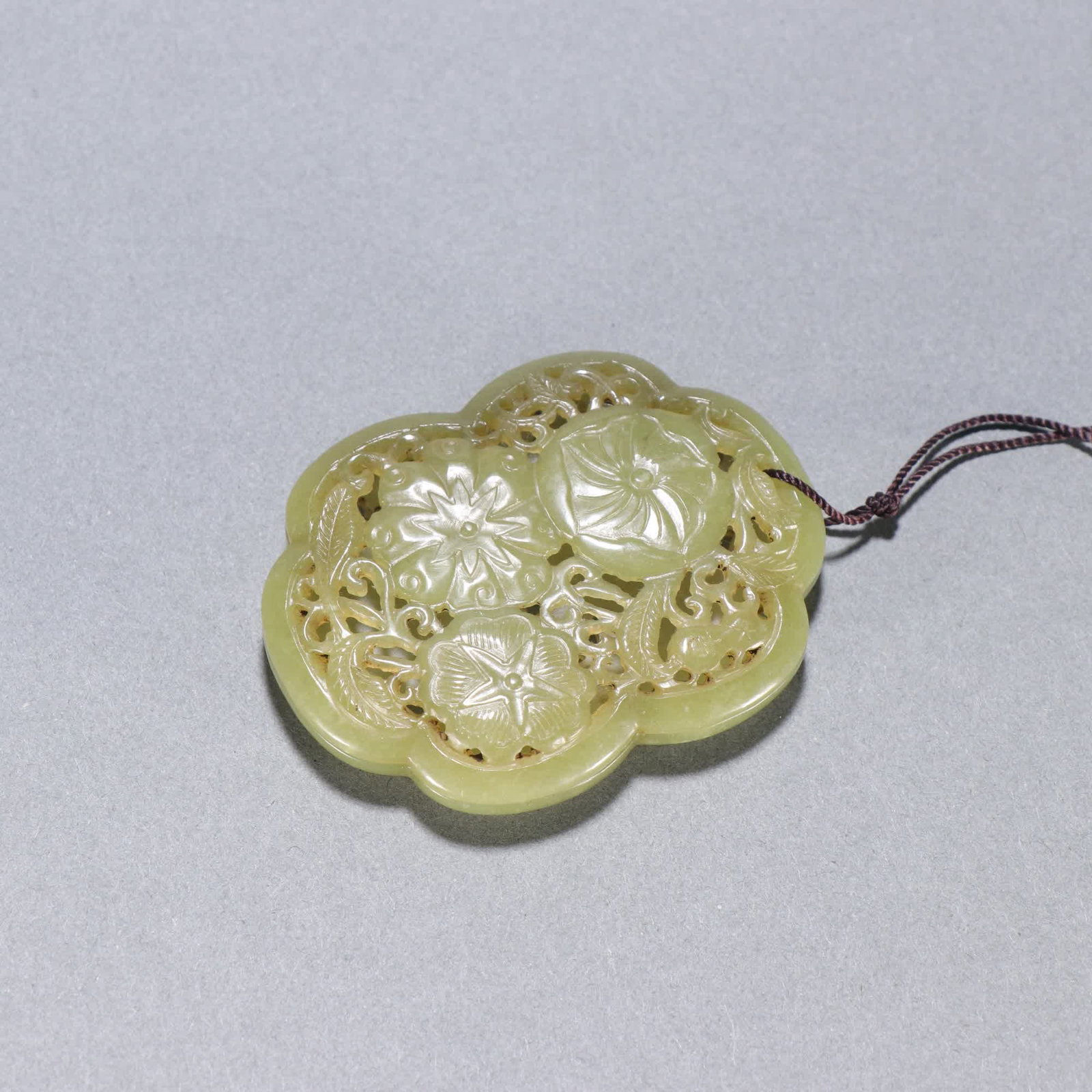 A Qing Dynasty Hetian topaz floral pattern sachet: Qing Dynasty Hetian topaz floral pattern sachet SIZE: Width 6x4.5cm Weight 26.1g (The Dimensions Of All Batches Are Manually Measured.If You Need More Detailed Information, Please Contact Our Customer