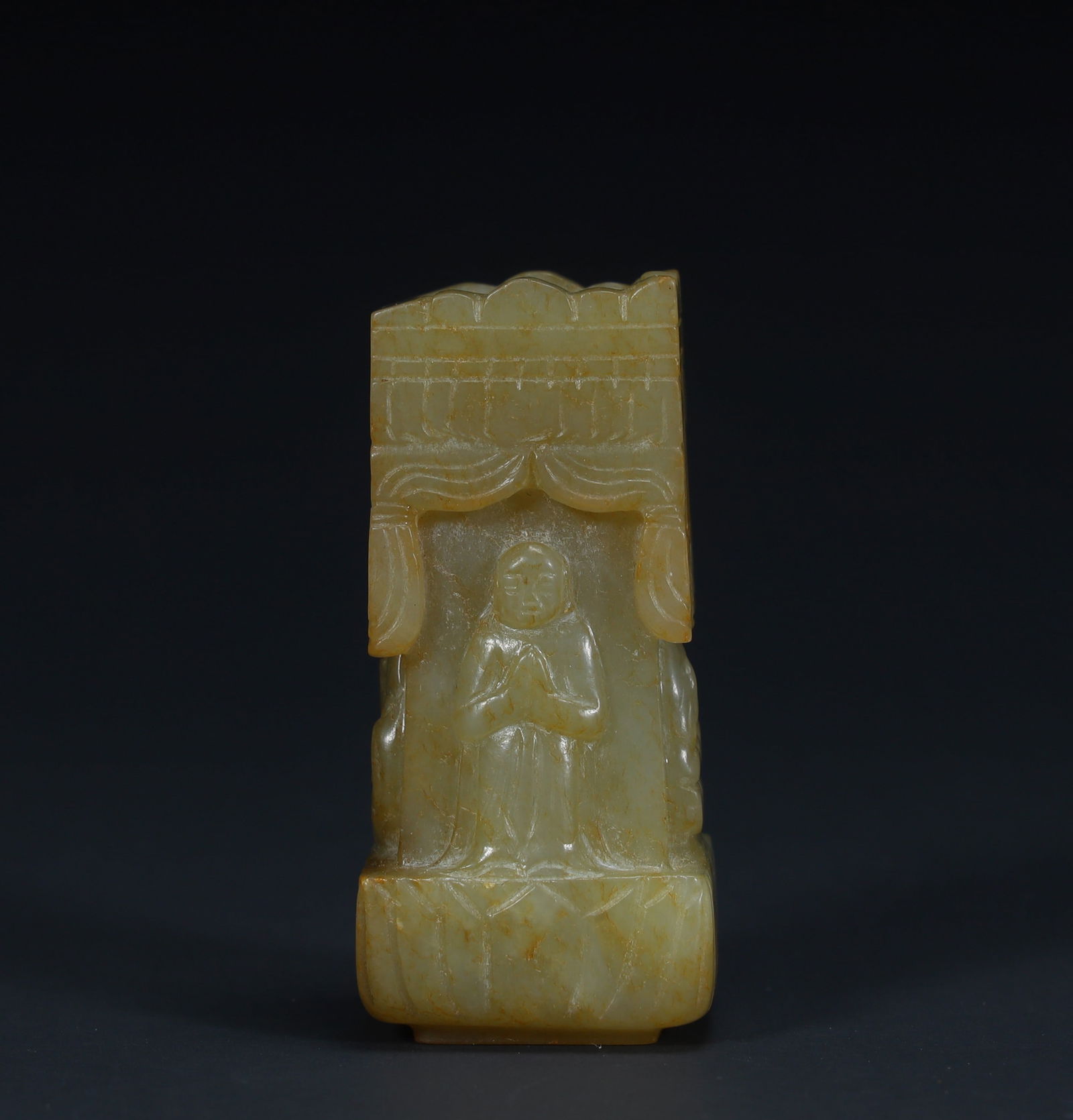 Ming Dynasty Hetian jade "Buddha shrine sitting Buddha" ornament: Ming Dynasty Hetian jade "Buddha shrine sitting Buddha" ornament Height 5cm Length 2.5cm Width 2.5cm Weight 46.6g (The Dimensions Of All Batches Are Manually Measured.If You Need More Detailed Informa