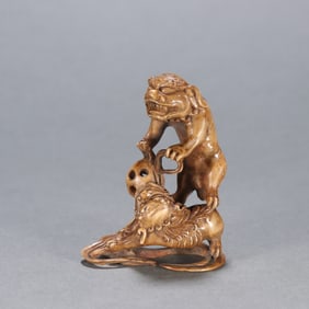 A deer antler double lion ball ornament