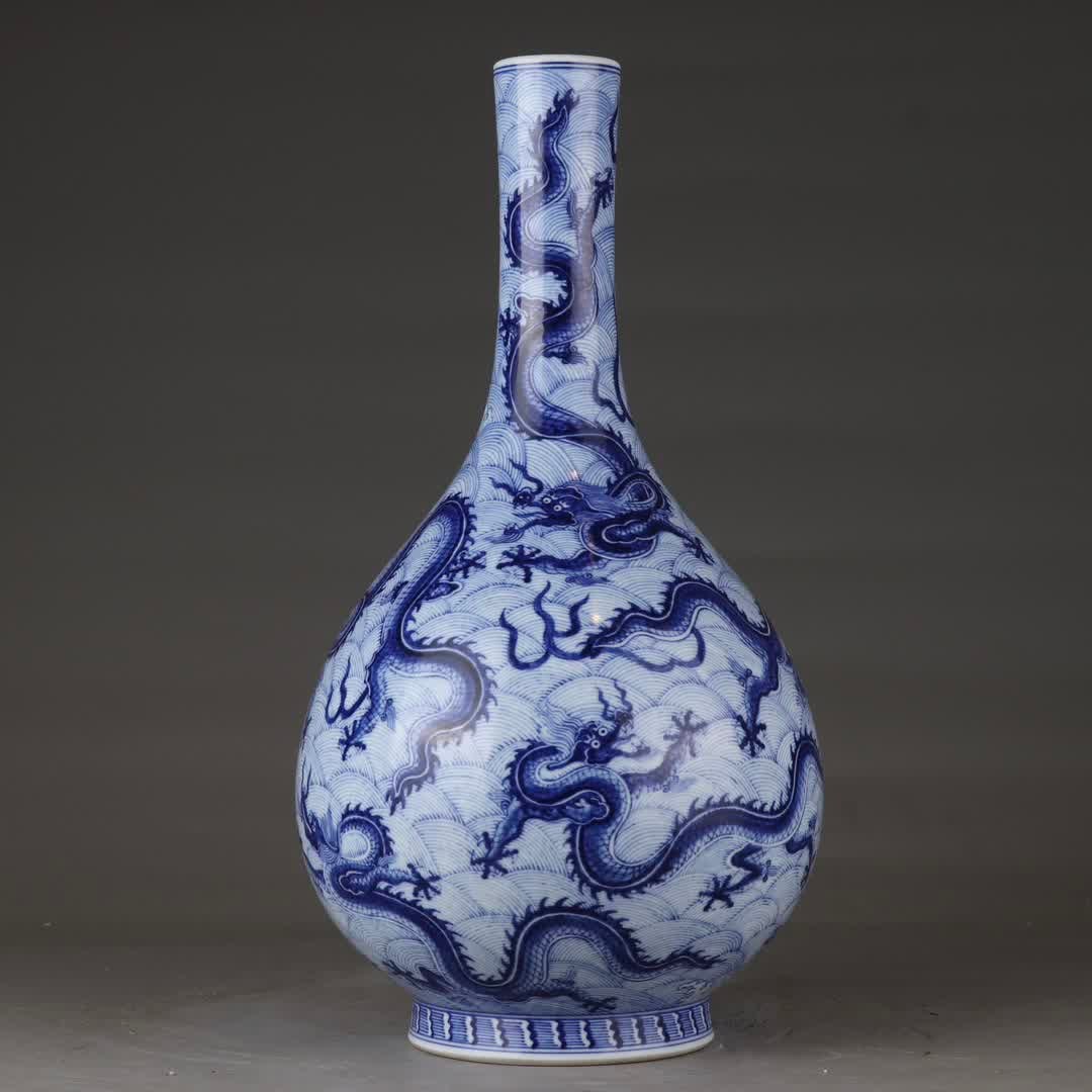 A Qing Yongzheng blue and white dragon pattern long neck bottle: Qing Yongzheng blue and white dragon pattern long neck bottle SIZE: Height 36cm Belly diameter 19cm (The Dimensions Of All Batches Are Manually Measured.If You Need More Detailed Information, Please C