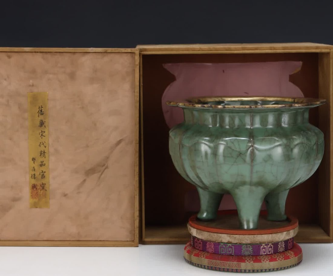 A three-legged furnace of a Song Dynasty official kiln (1 of 8)