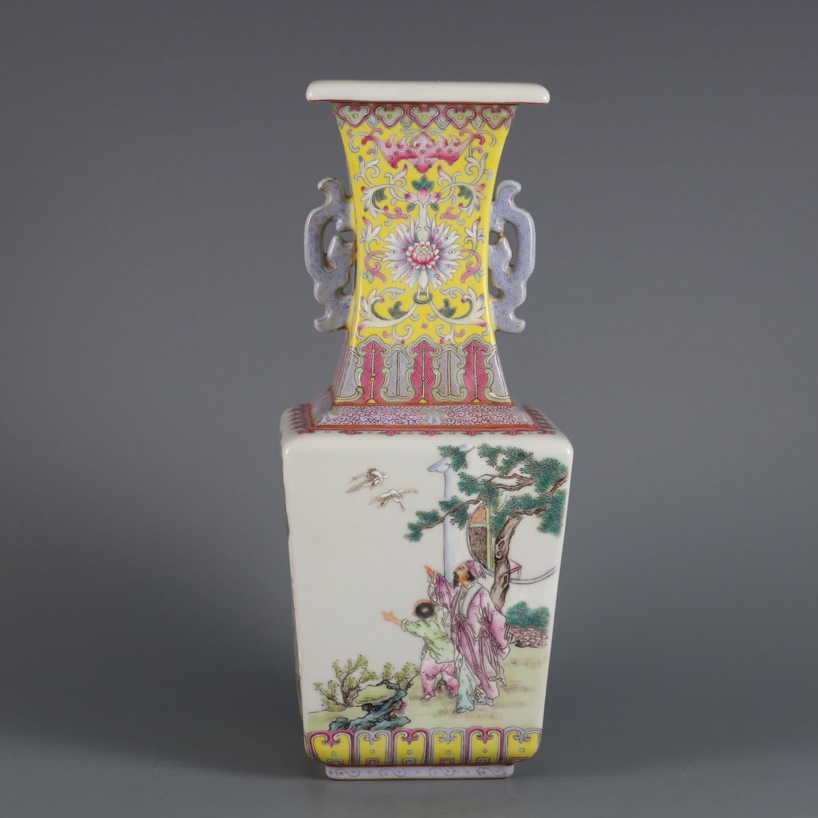 A pastel four-love picture amphora made in the Qianlong period of the Qing Dynasty: Qing Qianlong year pastel four love picture amphorae square bottle SIZE: Height 27.5cm Belly diameter 11cm Diameter 9cm (The Dimensions Of All Batches Are Manually Measured.If You Need More Detailed I
