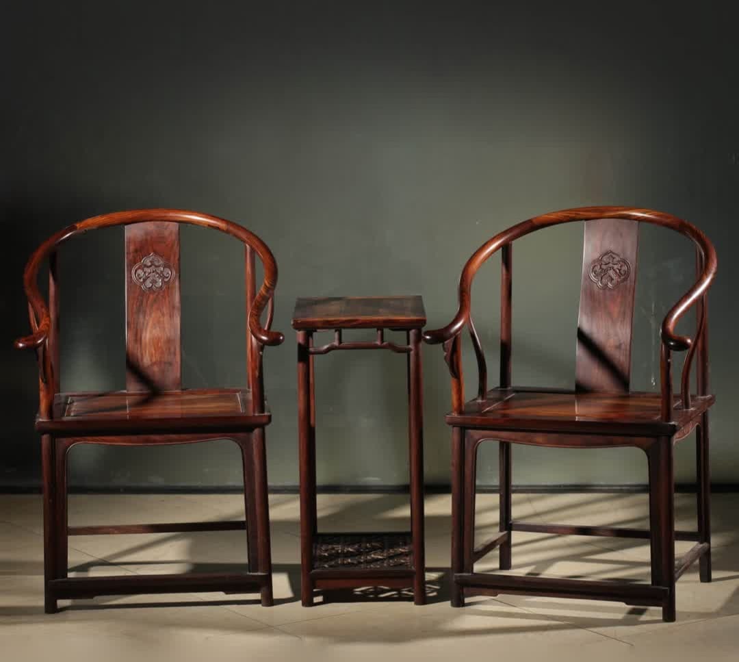 A Qing Dynasty sour branch solo circle chair: Qing Dynasty sour branch single board circle chair SIZE: Chair width 60cm depth 48cm chair surface from the ground 50cm total height 98cm coffee table length 48 li width 34cm height 74cm (The Dimensio