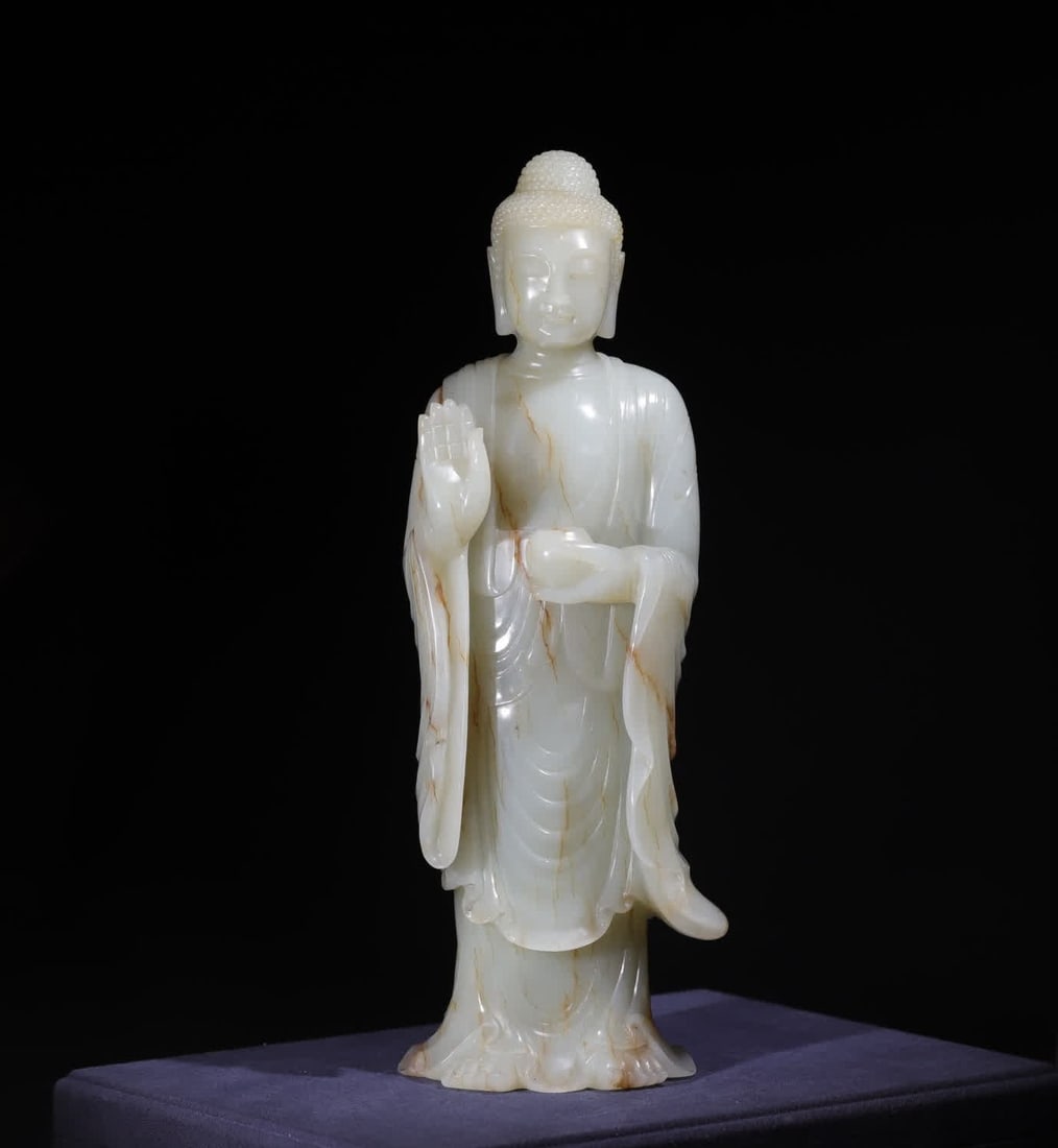 A statue of Shakyamuni in the Qing Dynasty: Qing Shakyamuni Statue, this statue of Shakyamuni Buddha is of the highest quality, Hetian jade carved jade quality reaches the second grade, white, warm, moist, clean, luster, restrained, the whole b