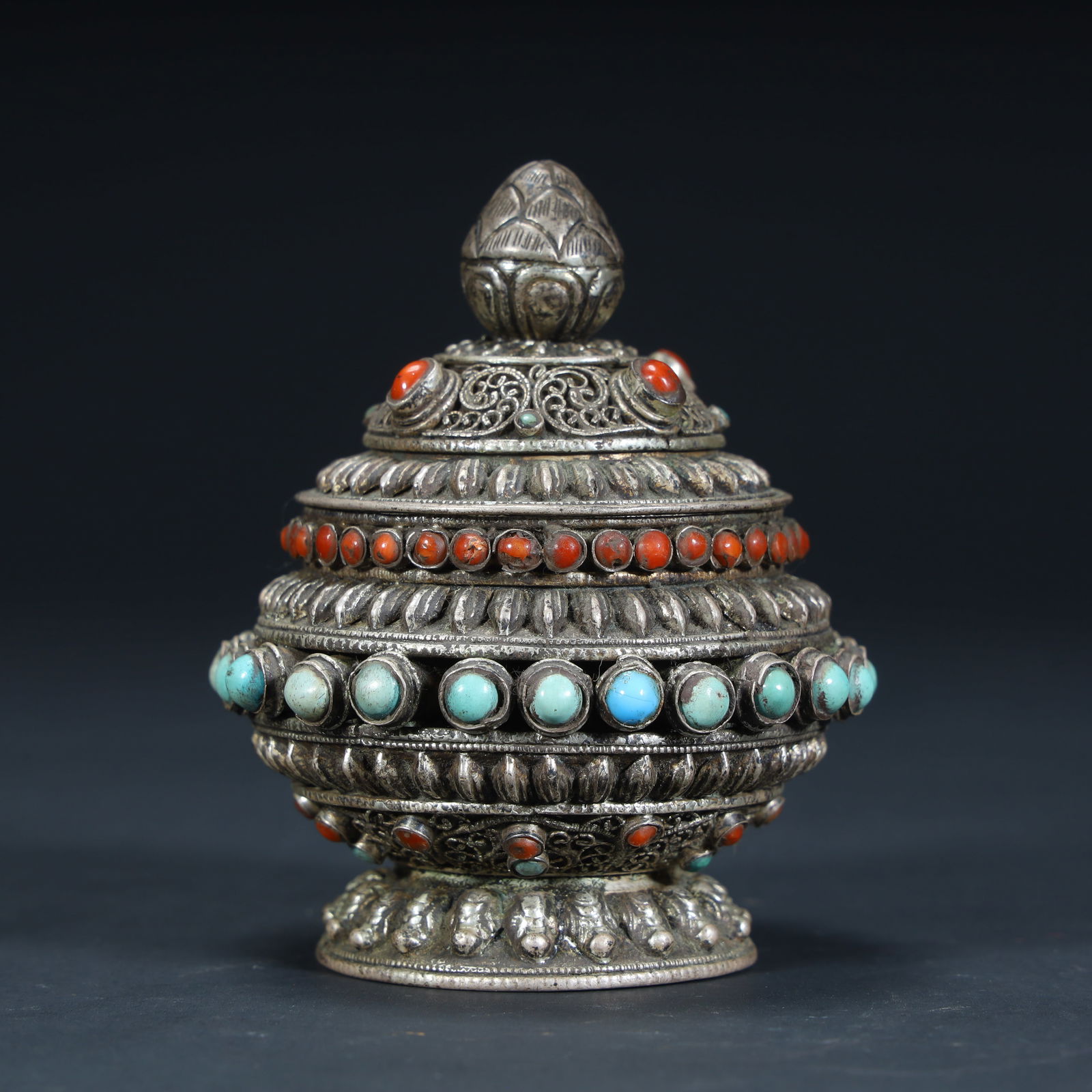 A pair of Qing Dynasty sterling silver inlaid treasures "Family and Harmony Lidbox,: A pair of Qing Dynasty sterling silver inlaid treasures "Family and Harmony Lidbox, Height 8cm Length 6.5cm Width 6.5cm Total weight 216g (The Dimensions Of All Batches Are Manually Measured.If You Ne