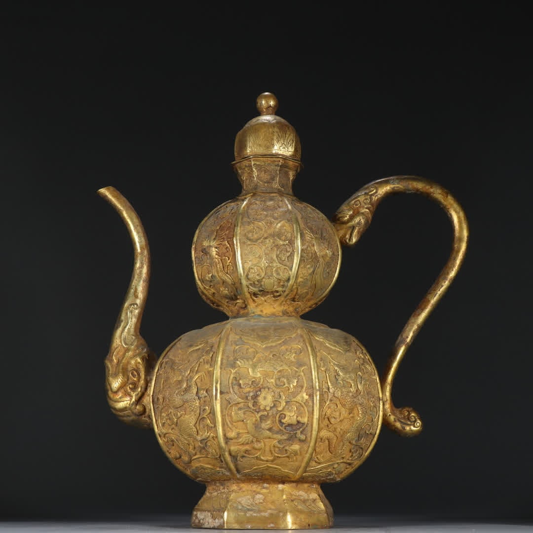 A Tang silver gilt flower and bird pattern gourd-shaped wine jug: Tang silver gilt flower and bird pattern gourd-shaped wine pot SIZE: Height 23.7cm Width 19.6cm Weight 540g (The Dimensions Of All Batches Are Manually Measured.If You Need More Detailed Information,