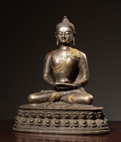 A seated statue of the Qing Dynasty bronze gilt Medicine Buddha