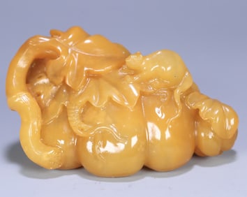 A Tian Huang stone rat pumpkin ornament
