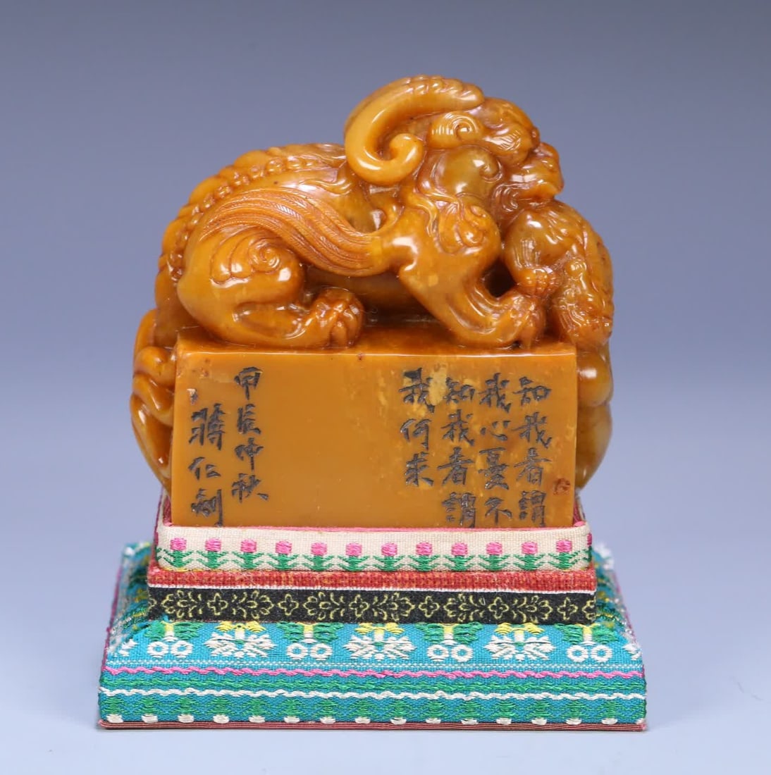 A Jiang Ren engraved Tian Huangshi beast button seal: Jiang Ren carved the Tian Huangshi beast button seal SIZE: 8.9x4.6x8.3cm Weight 545g (The Dimensions Of All Batches Are Manually Measured.If You Need More Detailed Information, Please Contact Our Cust