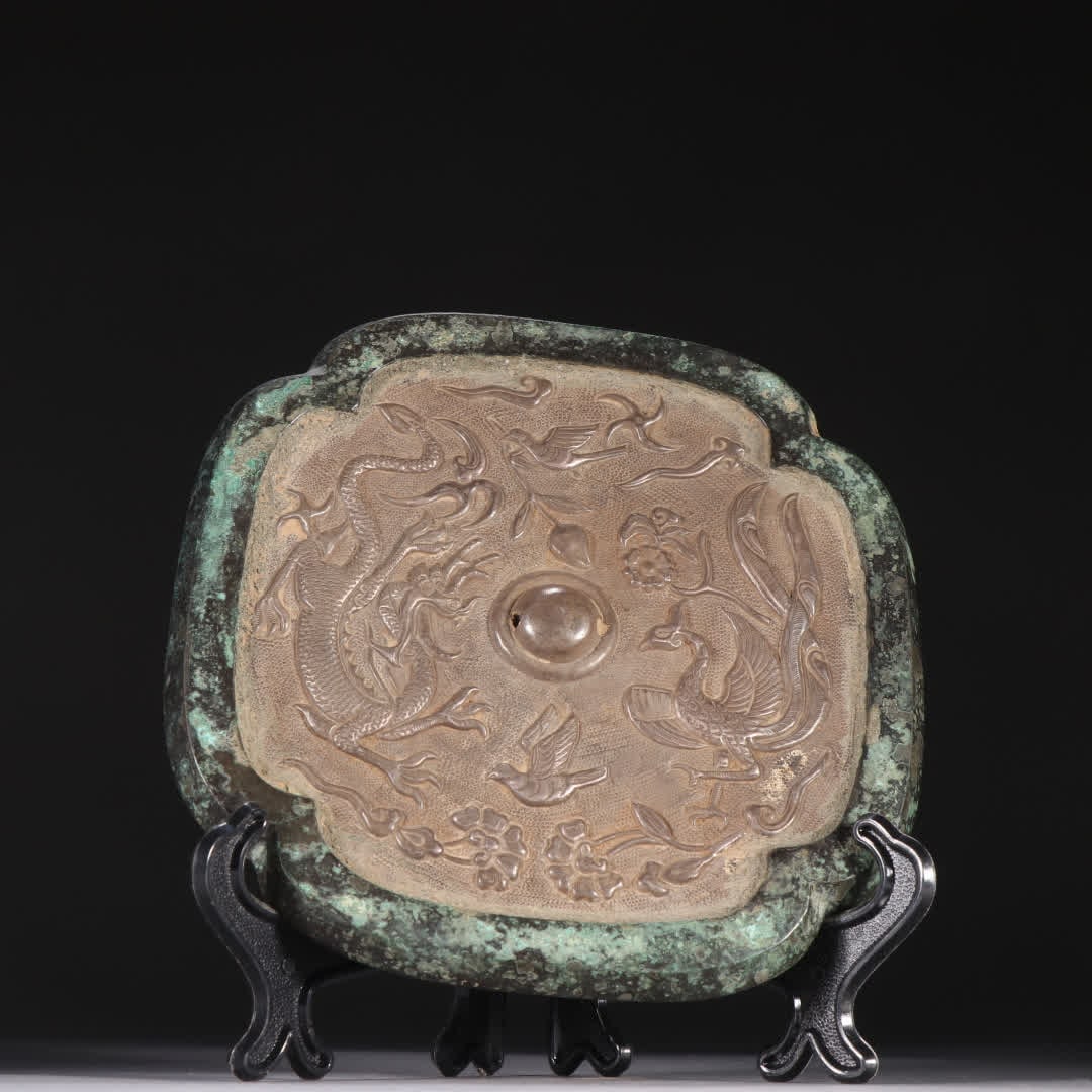 A Tang Dynasty copper-inlaid silver carved dragon and phoenix pattern mirror: Tang Dynasty bronze inlaid silver carved dragon and phoenix pattern mirror SIZE: Diameter 15cm Weight 703.5g (The Dimensions Of All Batches Are Manually Measured.If You Need More Detailed Information,